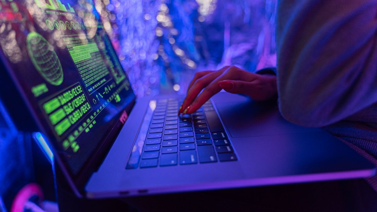 Pengguna mengetik pada laptop dengan suasana kerja yang tenang