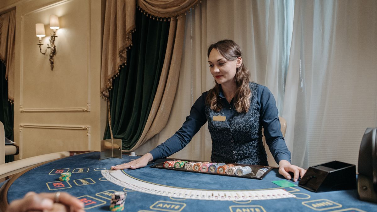 Dealer membagikan kartu di meja kasino live