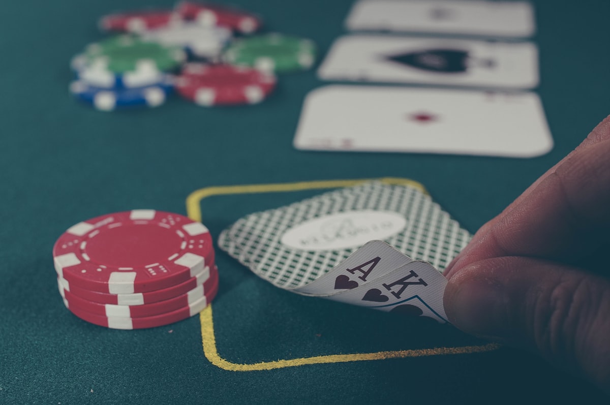 Kartu poker tersusun di atas meja dengan chip