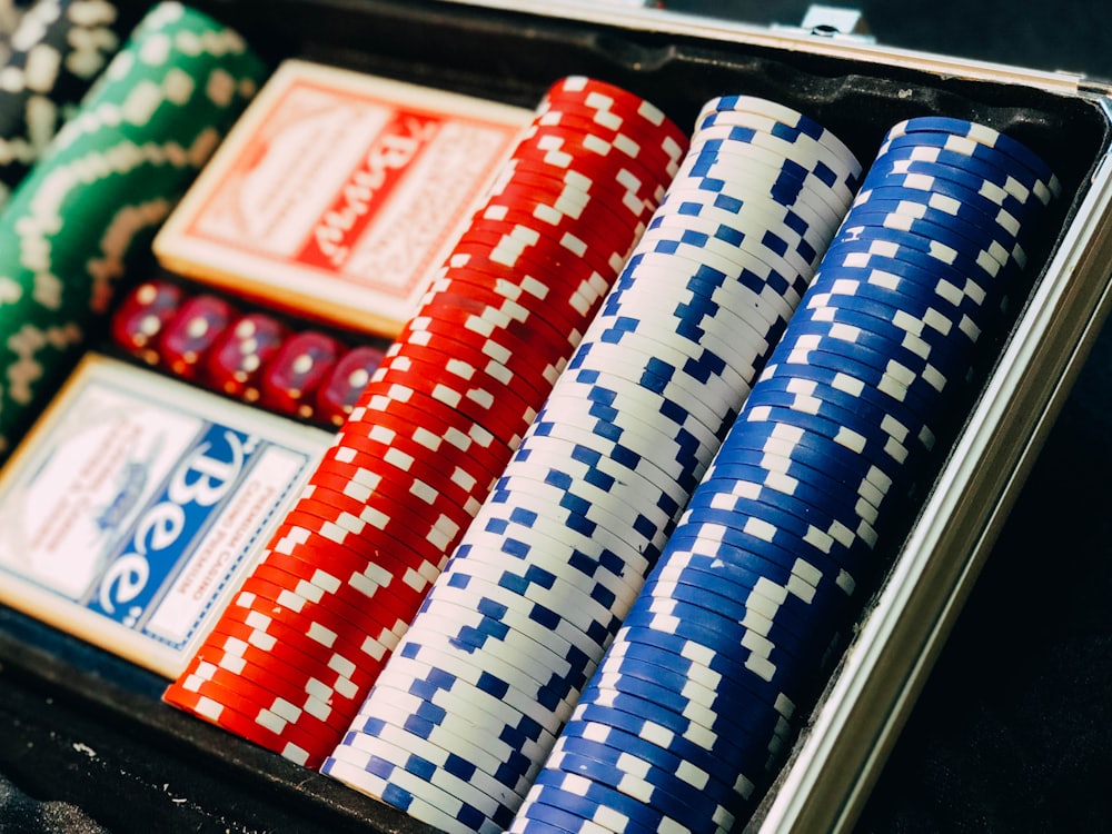 Kartu remi dan tumpukan chip poker di atas meja