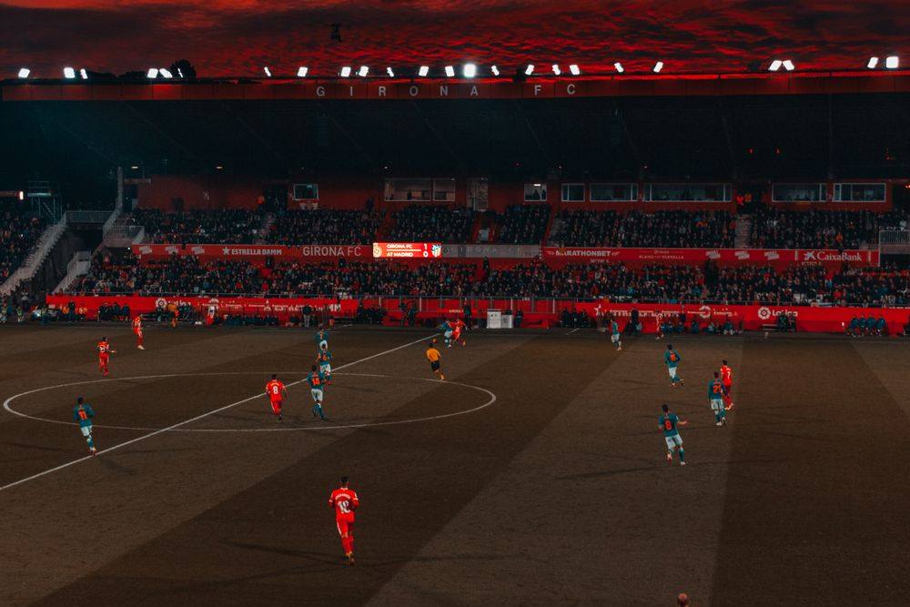 Stadion sepak bola saat pertandingan berlangsung